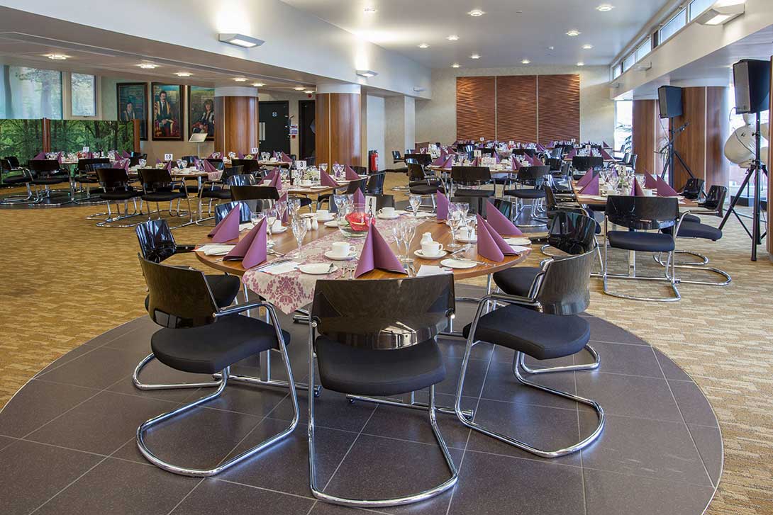 Dining table sin restaurant