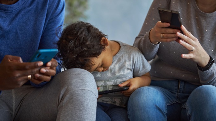 Children of stressed parents spend more time on their screens