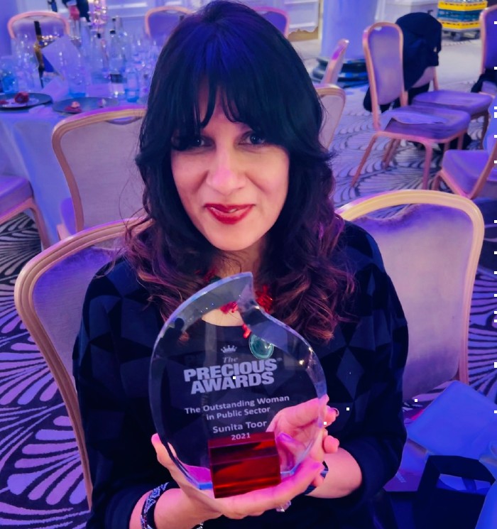 Suni Toor w PRECIOUS Award