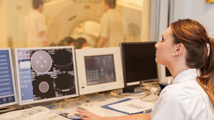 A student observing a scan in theatre