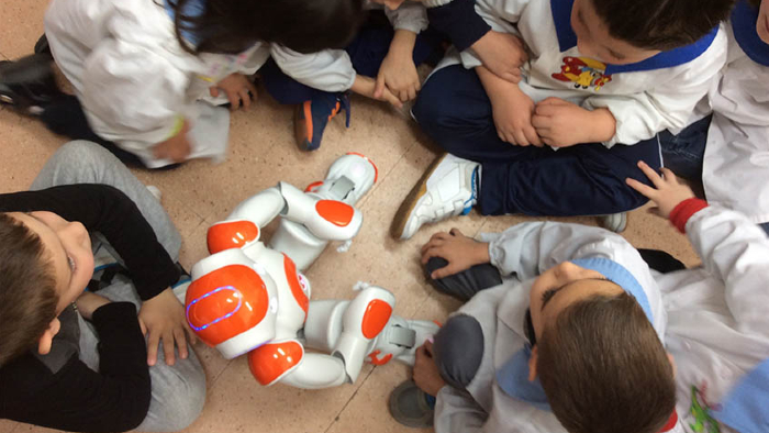 Children with ASD using a robot