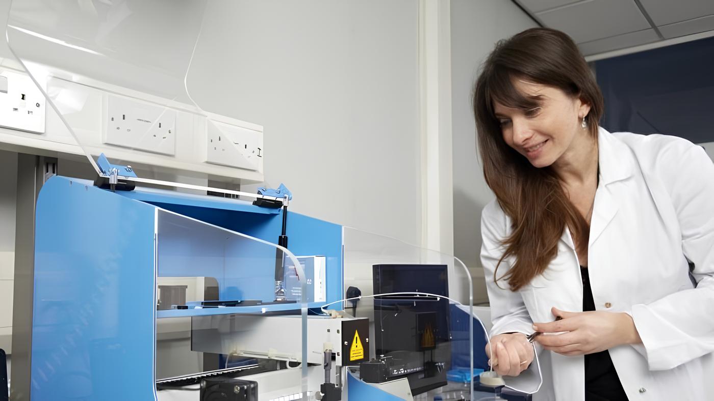 Image of Simona Francese in a lab