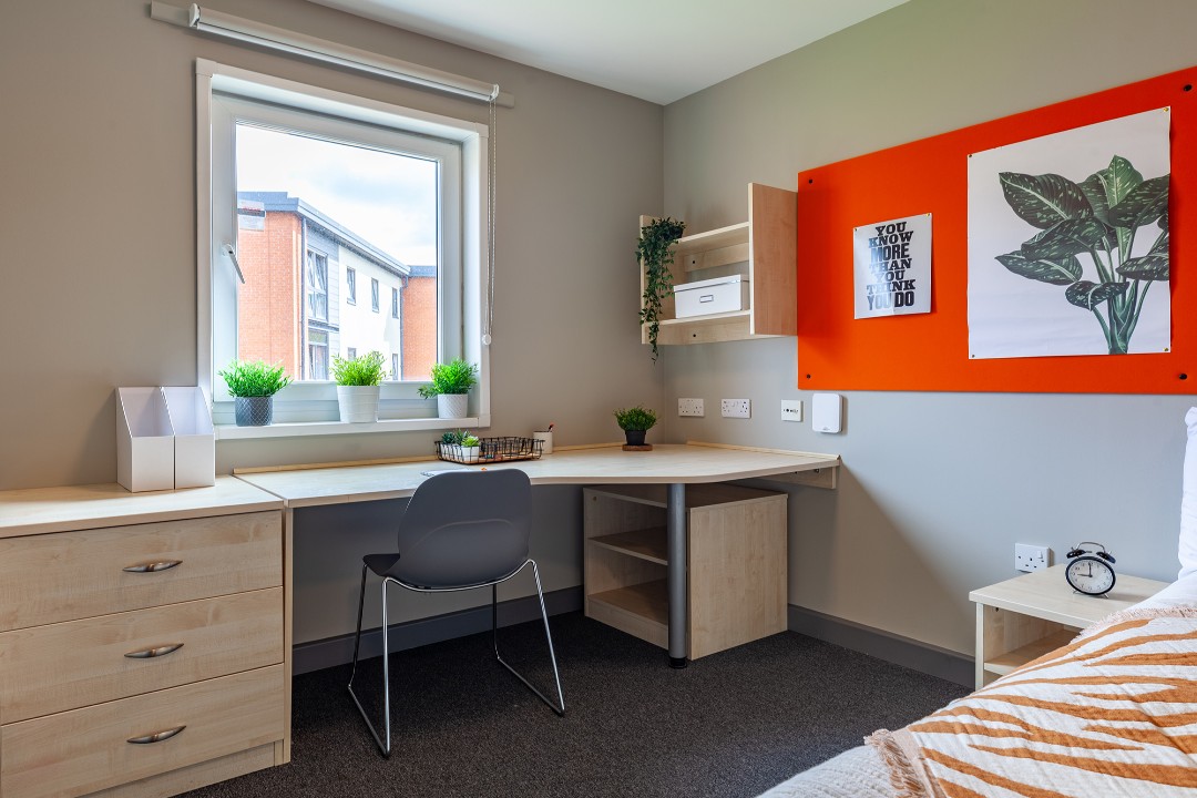  Bedroom study area