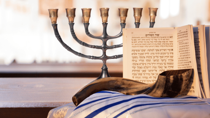 Image of a Jewish candle and some hebrew text